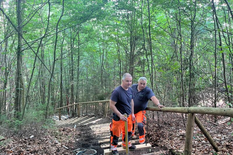 Mitarbeiter des Bauhofs Markus Strecker (links) und Winfried Reithmüller ©Sophia Lamprecht, Projektteam Deutscher Wandertag 2024