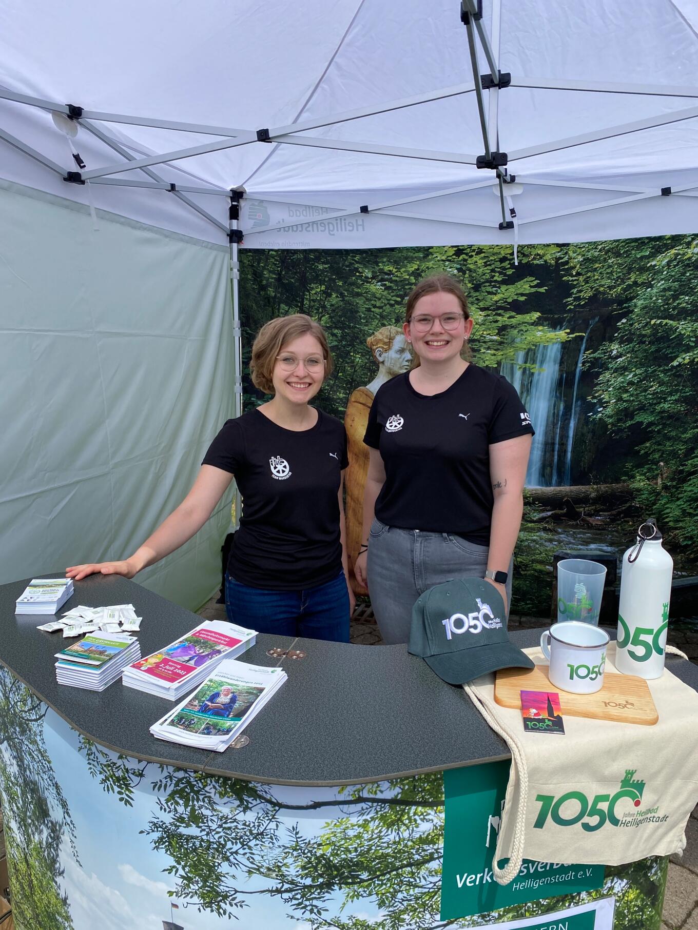 Projektmitarbeiterinnen Sophia Lamprecht (links) und Herta Gerlach ©Herta Gerlach, Projektteam Deutscher Wandertag 2024