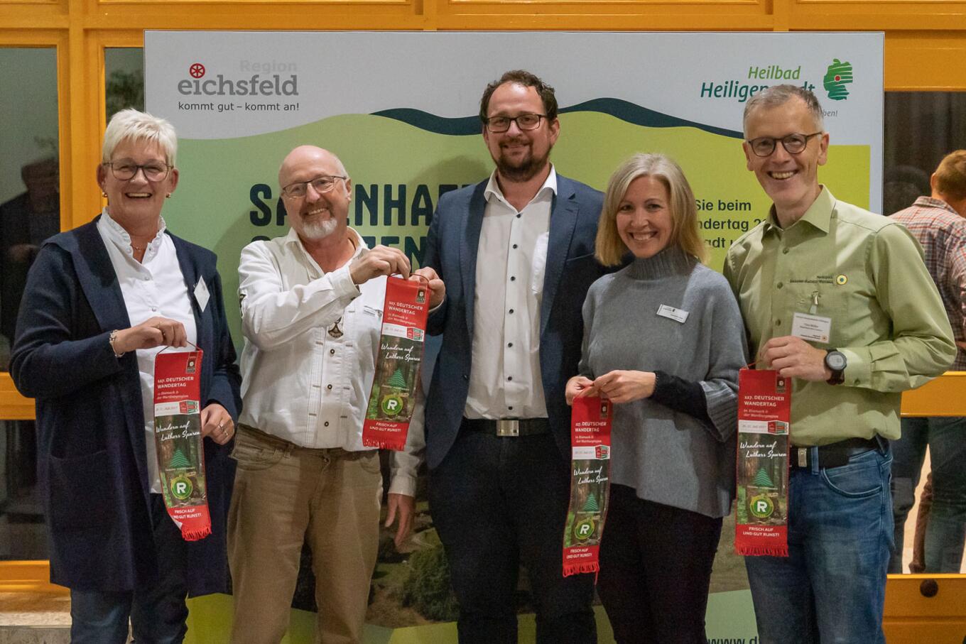 Lutz Hähner, Thüringer Landes-Wegewart, wird das Heiligenstädter Projektteam mit seiner Erfahrung unterstützen. Symbolisch und mit den besten Wünschen überreichte er am Abend des 9. Novembers den Wanderwimpel des 117. Deutschen Wandertages in Eisenach.© S